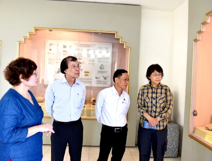 Giáo sư Nhật Bản Mariko Yamagata với Thành cổ Trà Kiệu