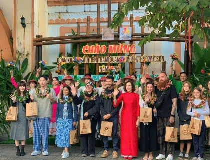 Mỹ Sơn hân hoan đón đoàn khách “xông đất đầu năm”  nhân dịp Tết dương lịch 1.1.2026