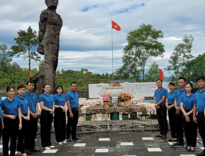 Sinh hoạt chi bộ chuyên đề “Tìm về địa chỉ đỏ”